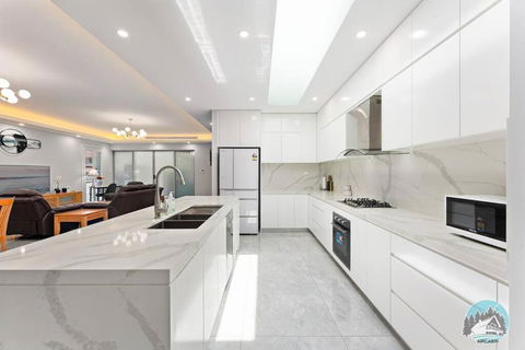 Aircabin - Fairfield - Modern - 6 Bedrooms House - Palm Beach Accommodation 4