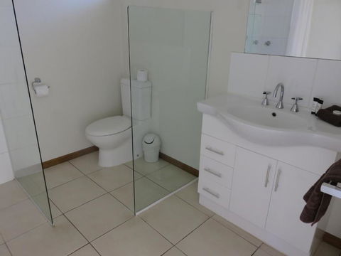 Airlie Beach Apartments - Palm Beach Accommodation 4