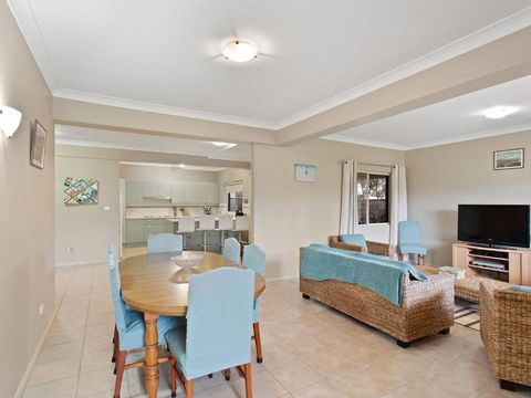 Ajax Avenue 6 - Palm Beach Accommodation 1