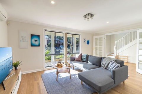 Akoya House 122 Tomaree Rd Pet Friendly Linen Air Conditioning WiFi And Boat Parking - Palm Beach Accommodation 1