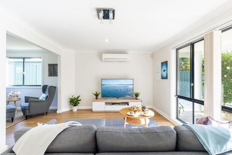Akoya House 122 Tomaree Rd Pet Friendly Linen Air Conditioning WiFi And Boat Parking - Palm Beach Accommodation 2