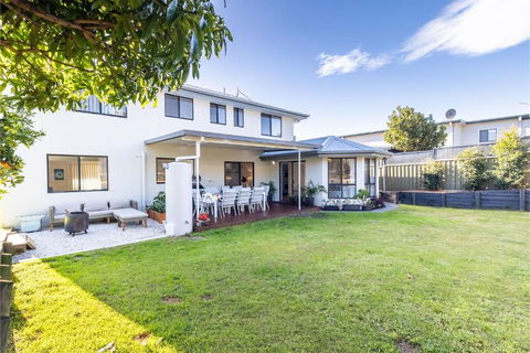 Akoya House 122 Tomaree Rd Pet Friendly Linen Air Conditioning WiFi And Boat Parking - Palm Beach Accommodation 0