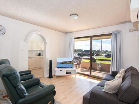 Akuna 3 Ground Floor Opposite Wallis Lake - Palm Beach Accommodation 1