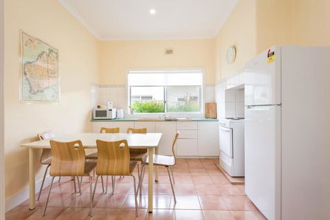 Albany Holiday Units - Palm Beach Accommodation 3