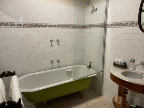 Albert Hotel Daylesford - Palm Beach Accommodation 1