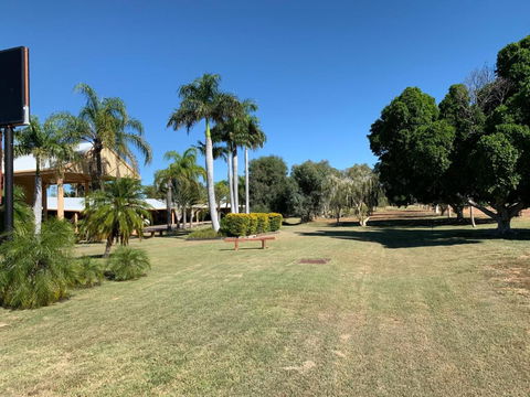 Albert Park Motor Inn-KING BEDS-POOL-SHADED PARKING - Palm Beach Accommodation 4