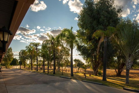 Albert Park Motor Inn-KING BEDS-POOL-SHADED PARKING - Palm Beach Accommodation 2