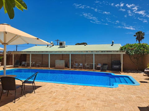 Albion Hotel - Palm Beach Accommodation 1