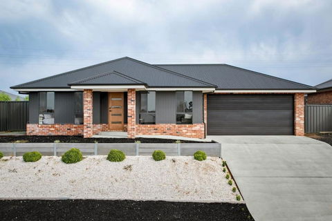 Albury Oasis - Palm Beach Accommodation 1
