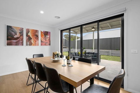 Albury Oasis - Palm Beach Accommodation 3