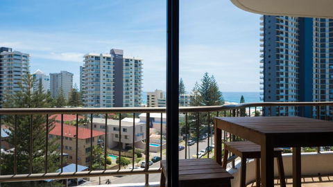 Alexander Holiday Apartments - Palm Beach Accommodation 4