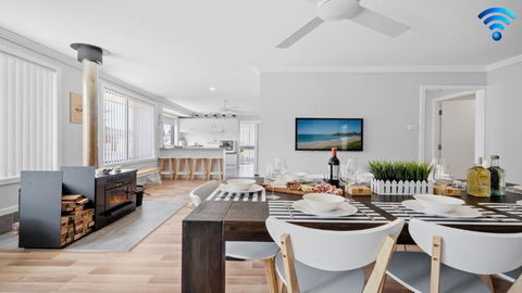 Alka Beach House - Palm Beach Accommodation 0