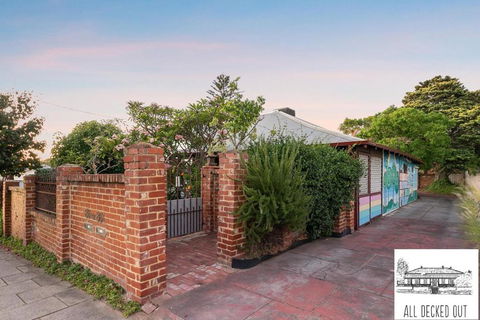 All Decked Out, Fremantle - Palm Beach Accommodation 3