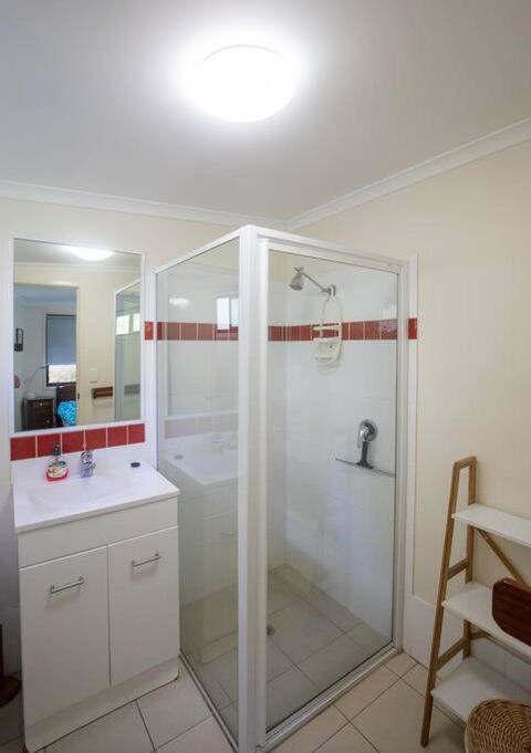 Allamanda Cottage - Close To Beach - Pet Friendly - Palm Beach Accommodation 4