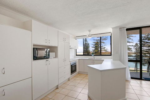 Allamanda, Unit 11, 32 Esplanade, Bulcock Beach - Palm Beach Accommodation 2
