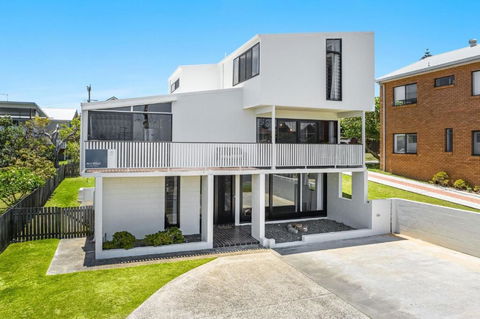 Alli Belle- Hilltop Gem - Palm Beach Accommodation 1