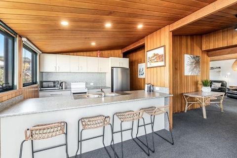 Alli Belle- Hilltop Gem - Palm Beach Accommodation 2
