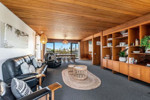 Alli Belle- Hilltop Gem - Palm Beach Accommodation 3
