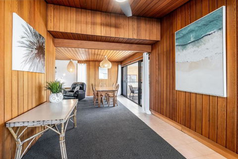 Alli Belle- Hilltop Gem - Palm Beach Accommodation 4