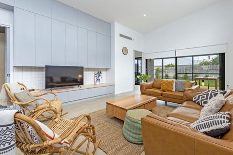 Allure - Palm Beach Accommodation 2