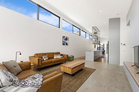 Allure - Palm Beach Accommodation 4