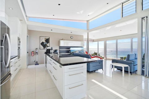 Allure - Palm Beach Accommodation 4