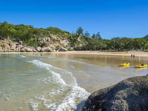 Alma Bay Holiday Unit 3 - Palm Beach Accommodation 1