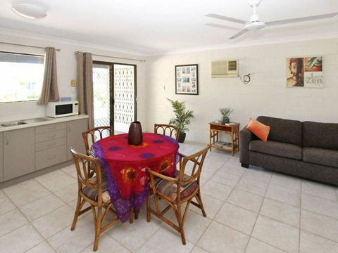 Alma Bay Holiday Unit 3 - Palm Beach Accommodation 4