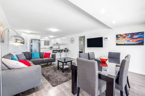 Almonta Apartments On The Water Front - Palm Beach Accommodation 3