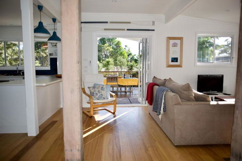 Alora Cottage - Palm Beach Accommodation 2