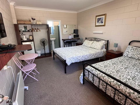 ALPINE COUNTRY MOTEL Plus FREE COFFEE - Palm Beach Accommodation 1