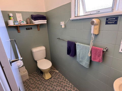 ALPINE COUNTRY MOTEL Plus FREE COFFEE - Palm Beach Accommodation 2
