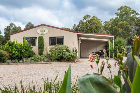 Altona Garden Retreat - Palm Beach Accommodation 0