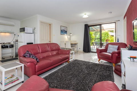 Altona Garden Retreat - Palm Beach Accommodation 3