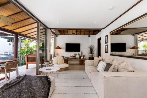 Amala Villa - Palm Beach Accommodation 1