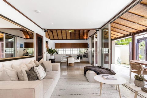 Amala Villa - Palm Beach Accommodation 2