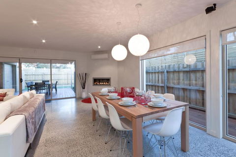Amaroo - Palm Beach Accommodation 3