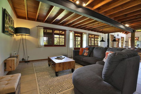 Amaroo House - Glorious Views - Palm Beach Accommodation 3