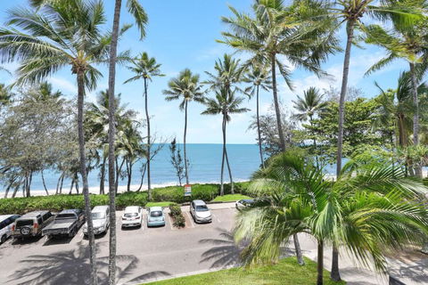 Amaroo - Luxury Apartment Overlooking The Coral Sea - Palm Beach Accommodation 2