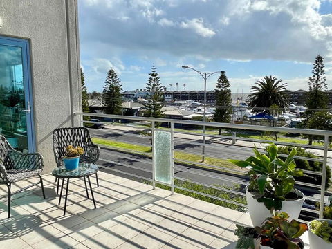 Amazing Beachfront & City Views 2 Bed 2 Bathroom - Palm Beach Accommodation 3