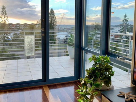 Amazing Beachfront & City Views 2 Bed 2 Bathroom - Palm Beach Accommodation 4