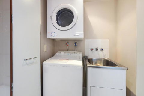 Amazing Chevron Heart Of Surfers Apartment - Palm Beach Accommodation 3