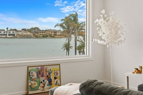 Amazing Lake View Family-friendly Holiday Home - Palm Beach Accommodation 0