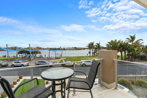 Amazing Lake View Family-friendly Holiday Home - Palm Beach Accommodation 1