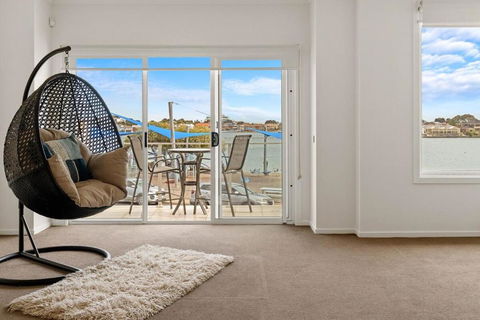 Amazing Lake View Family-friendly Holiday Home - Palm Beach Accommodation 2