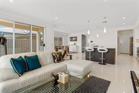 Amazing Lake View Family-friendly Holiday Home - Palm Beach Accommodation 4