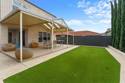 Amazing Lake View Family-friendly Holiday Home - Palm Beach Accommodation 3