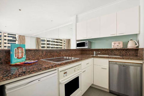 Amazing Sydney Apartment With Pool, Gym And Sauna - Palm Beach Accommodation 3