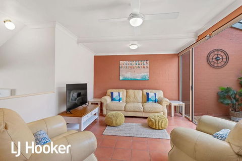 Amazing Waterfront Location - Palm Beach Accommodation 4