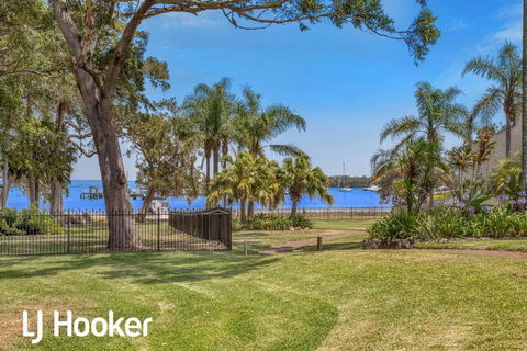 Amazing Waterfront Location - Palm Beach Accommodation 1
